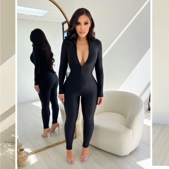 💕🥰❤️MAKE AN OFFER! GLOSSY JUMPSUIT🥰💕 - Picture 3 of 3